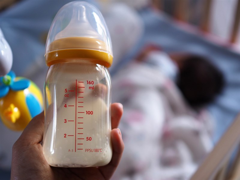 Lượng sữa mẹ bé cần theo từng giai đoạn: Mẹ đã cho con ăn đủ chưa?